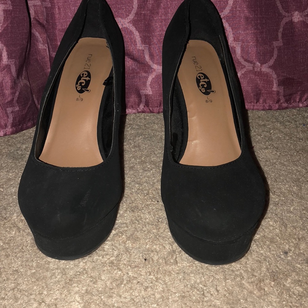 Black wedges